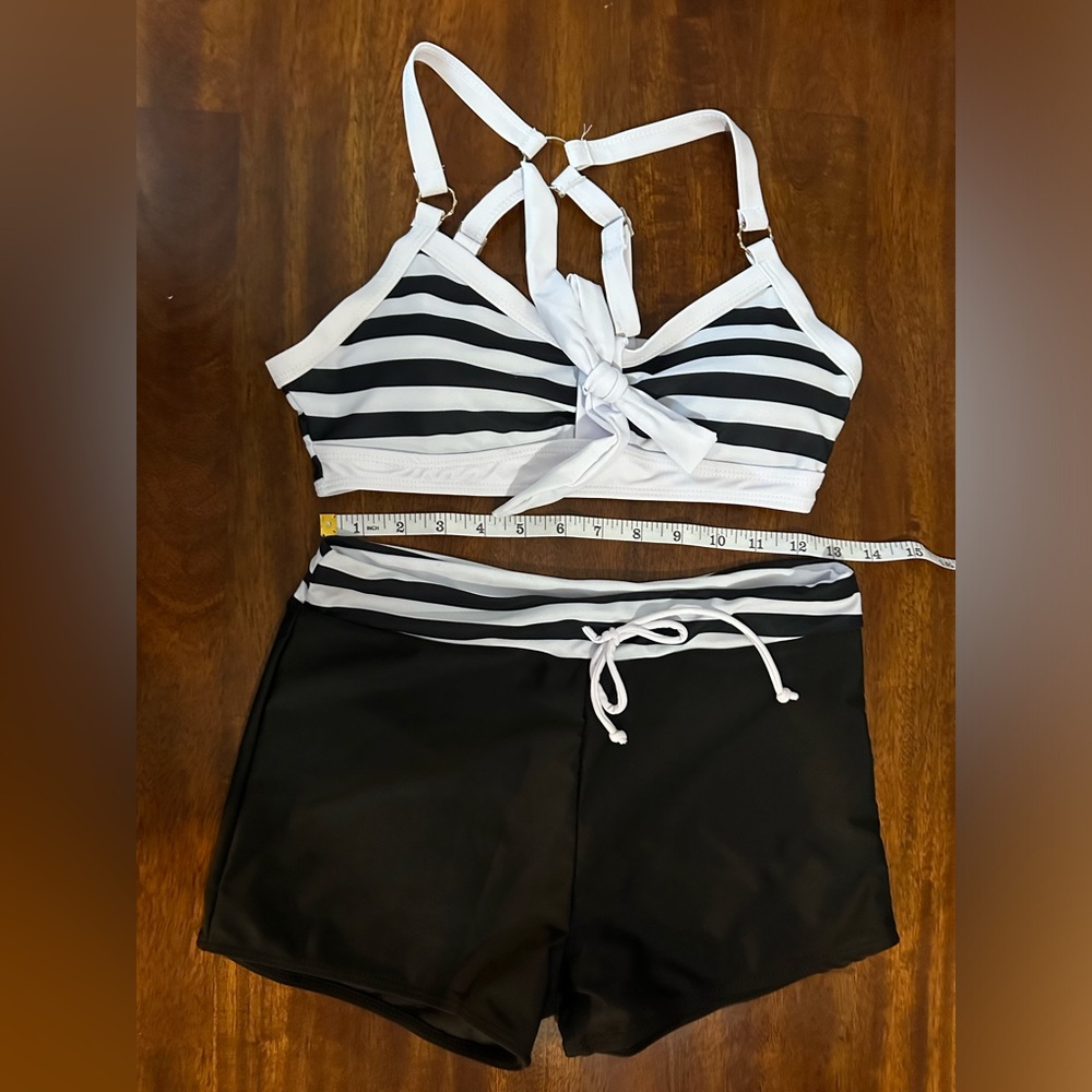 👙Black & White stripes bikini top with short bottoms